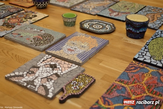 Zdjęcie w galerii na portalu naszraciborz.pl: Mozaika i witraż - na zamku otwarto nową wystawę wiadomości z regionu