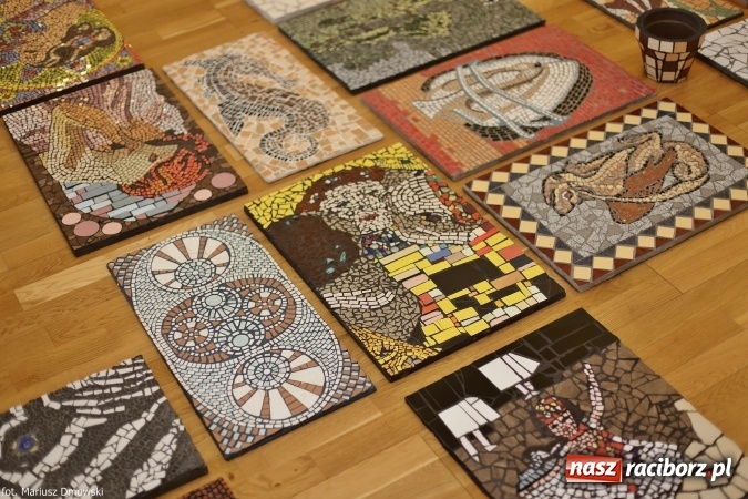Zdjęcie w galerii na portalu naszraciborz.pl: Mozaika i witraż - na zamku otwarto nową wystawę wiadomości z regionu