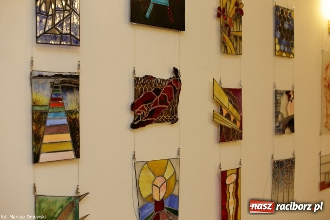 Zdjęcie w galerii na portalu naszraciborz.pl: Mozaika i witraż - na zamku otwarto nową wystawę wiadomości z regionu