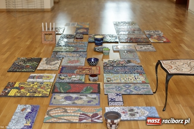 Zdjęcie w galerii na portalu naszraciborz.pl: Mozaika i witraż - na zamku otwarto nową wystawę wiadomości z regionu