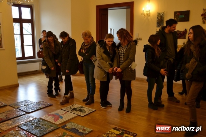 Zdjęcie w galerii na portalu naszraciborz.pl: Mozaika i witraż - na zamku otwarto nową wystawę wiadomości z regionu