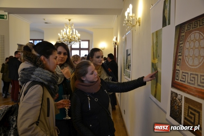 Zdjęcie w galerii na portalu naszraciborz.pl: Mozaika i witraż - na zamku otwarto nową wystawę wiadomości z regionu
