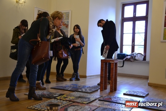 Zdjęcie w galerii na portalu naszraciborz.pl: Mozaika i witraż - na zamku otwarto nową wystawę wiadomości z regionu