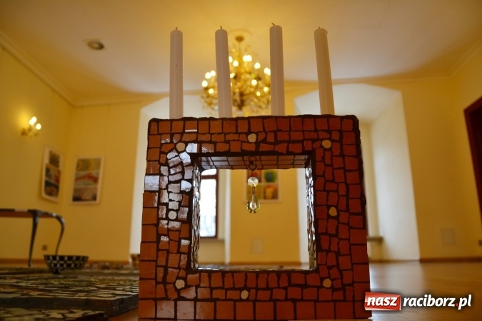 Zdjęcie w galerii na portalu naszraciborz.pl: Mozaika i witraż - na zamku otwarto nową wystawę wiadomości z regionu