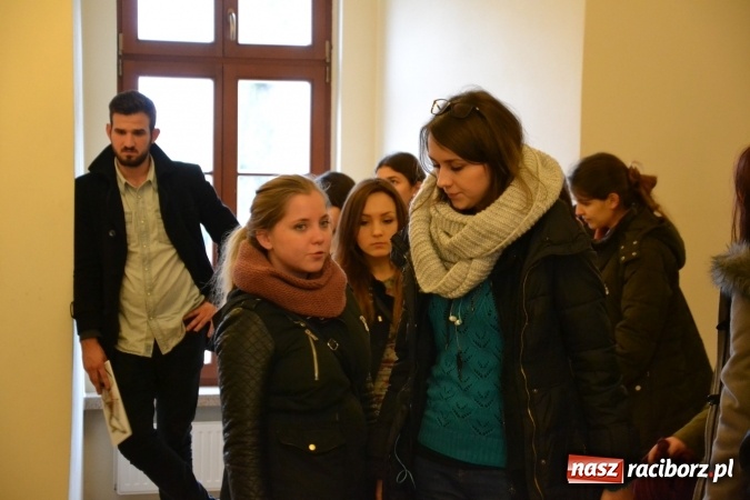 Zdjęcie w galerii na portalu naszraciborz.pl: Mozaika i witraż - na zamku otwarto nową wystawę wiadomości z regionu