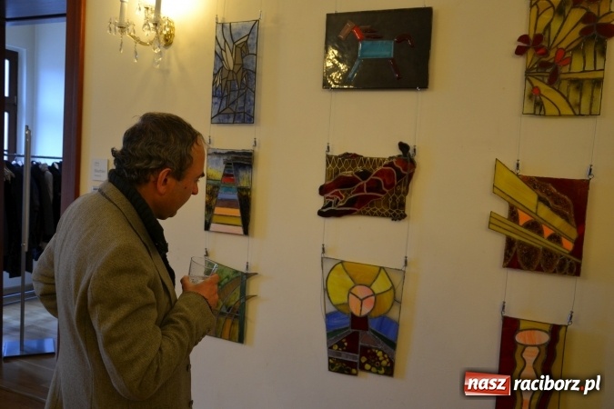 Zdjęcie w galerii na portalu naszraciborz.pl: Mozaika i witraż - na zamku otwarto nową wystawę wiadomości z regionu