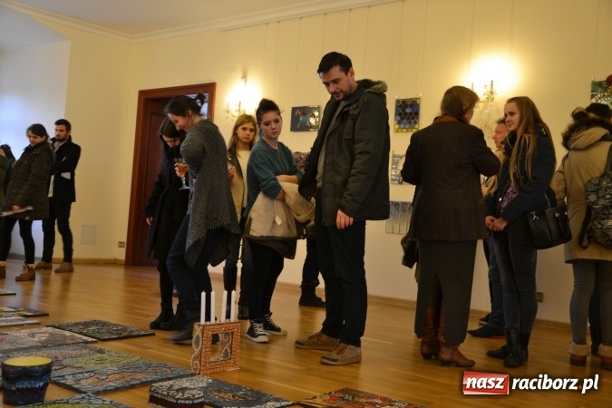 Zdjęcie w galerii na portalu naszraciborz.pl: Mozaika i witraż - na zamku otwarto nową wystawę wiadomości z regionu