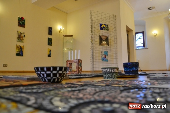 Zdjęcie w galerii na portalu naszraciborz.pl: Mozaika i witraż - na zamku otwarto nową wystawę wiadomości z regionu