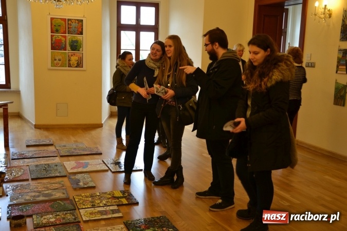 Zdjęcie w galerii na portalu naszraciborz.pl: Mozaika i witraż - na zamku otwarto nową wystawę wiadomości z regionu