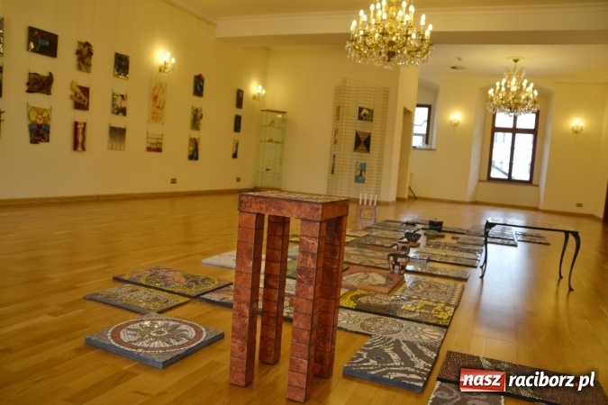 Zdjęcie w galerii na portalu naszraciborz.pl: Mozaika i witraż - na zamku otwarto nową wystawę wiadomości z regionu