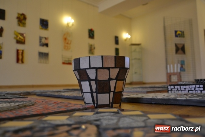 Zdjęcie w galerii na portalu naszraciborz.pl: Mozaika i witraż - na zamku otwarto nową wystawę wiadomości z regionu