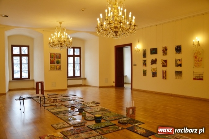 Zdjęcie w galerii na portalu naszraciborz.pl: Mozaika i witraż - na zamku otwarto nową wystawę wiadomości z regionu