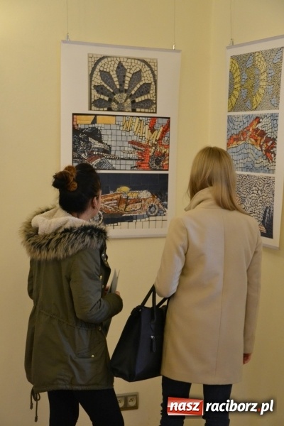 Zdjęcie w galerii na portalu naszraciborz.pl: Mozaika i witraż - na zamku otwarto nową wystawę wiadomości z regionu