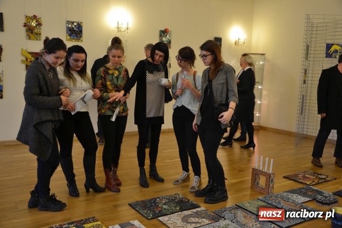 Zdjęcie w galerii na portalu naszraciborz.pl: Mozaika i witraż - na zamku otwarto nową wystawę wiadomości z regionu