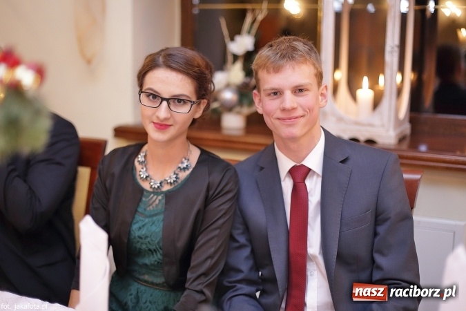 Zdjęcie w galerii na portalu naszraciborz.pl: Maturzyści z raciborskiego ZSOMS bawią się w Rogowie  wiadomości z regionu