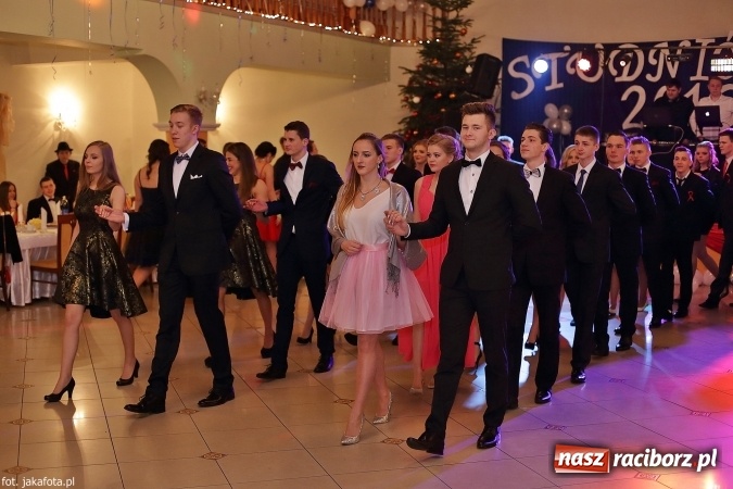 Zdjęcie w galerii na portalu naszraciborz.pl: Maturzyści z raciborskiego ZSOMS bawią się w Rogowie  wiadomości z regionu