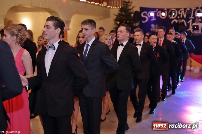 Zdjęcie w galerii na portalu naszraciborz.pl: Maturzyści z raciborskiego ZSOMS bawią się w Rogowie  wiadomości z regionu