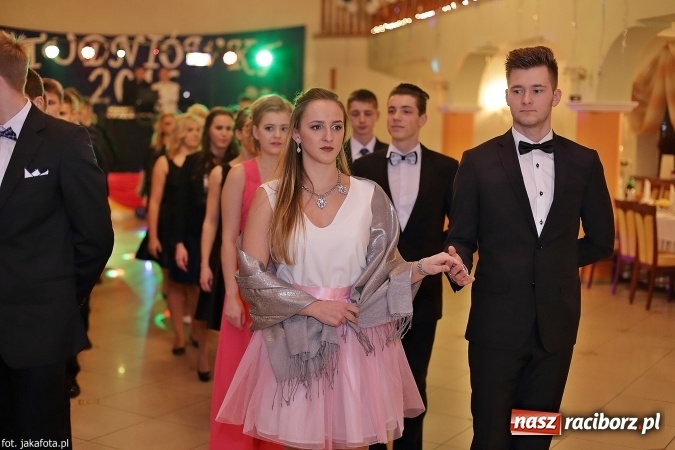 Zdjęcie w galerii na portalu naszraciborz.pl: Maturzyści z raciborskiego ZSOMS bawią się w Rogowie  wiadomości z regionu