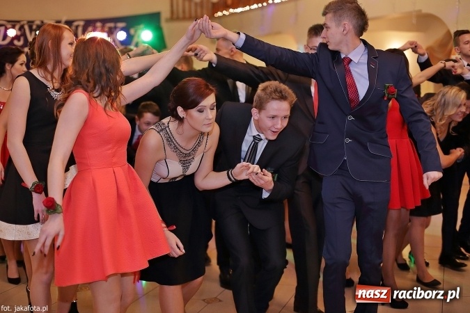 Zdjęcie w galerii na portalu naszraciborz.pl: Maturzyści z raciborskiego ZSOMS bawią się w Rogowie  wiadomości z regionu