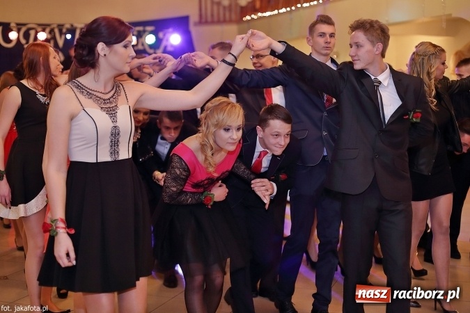 Zdjęcie w galerii na portalu naszraciborz.pl: Maturzyści z raciborskiego ZSOMS bawią się w Rogowie  wiadomości z regionu