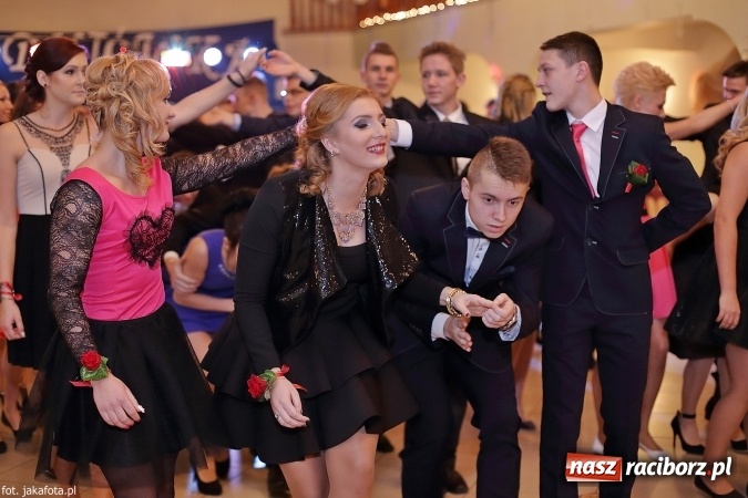 Zdjęcie w galerii na portalu naszraciborz.pl: Maturzyści z raciborskiego ZSOMS bawią się w Rogowie  wiadomości z regionu