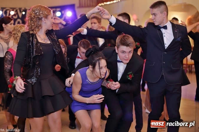 Zdjęcie w galerii na portalu naszraciborz.pl: Maturzyści z raciborskiego ZSOMS bawią się w Rogowie  wiadomości z regionu