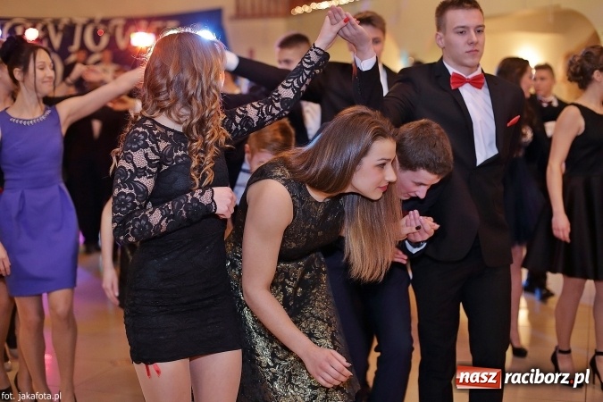 Zdjęcie w galerii na portalu naszraciborz.pl: Maturzyści z raciborskiego ZSOMS bawią się w Rogowie  wiadomości z regionu