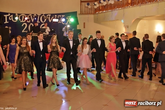 Zdjęcie w galerii na portalu naszraciborz.pl: Maturzyści z raciborskiego ZSOMS bawią się w Rogowie  wiadomości z regionu