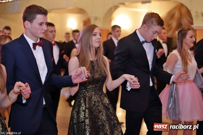 Zdjęcie w galerii na portalu naszraciborz.pl: Maturzyści z raciborskiego ZSOMS bawią się w Rogowie  wiadomości z regionu