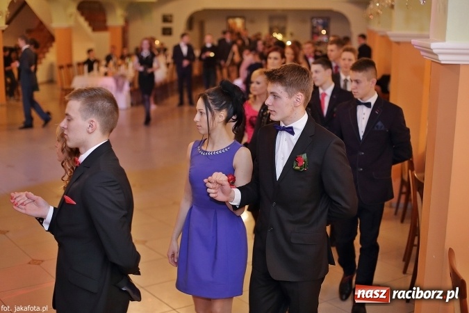 Zdjęcie w galerii na portalu naszraciborz.pl: Maturzyści z raciborskiego ZSOMS bawią się w Rogowie  wiadomości z regionu