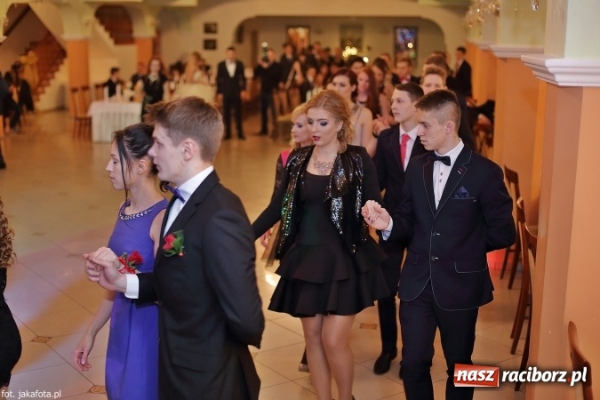 Zdjęcie w galerii na portalu naszraciborz.pl: Maturzyści z raciborskiego ZSOMS bawią się w Rogowie  wiadomości z regionu