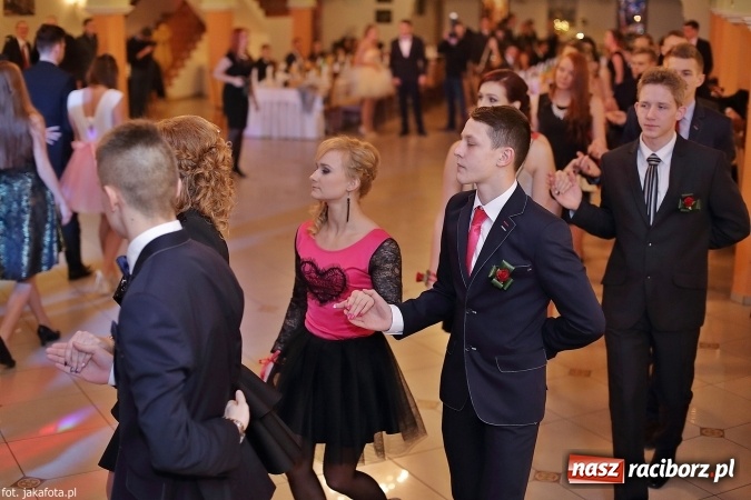 Zdjęcie w galerii na portalu naszraciborz.pl: Maturzyści z raciborskiego ZSOMS bawią się w Rogowie  wiadomości z regionu