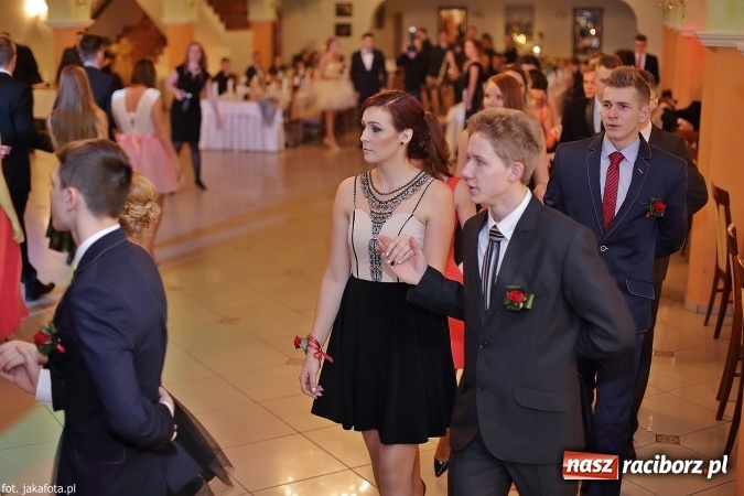 Zdjęcie w galerii na portalu naszraciborz.pl: Maturzyści z raciborskiego ZSOMS bawią się w Rogowie  wiadomości z regionu