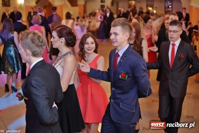 Zdjęcie w galerii na portalu naszraciborz.pl: Maturzyści z raciborskiego ZSOMS bawią się w Rogowie  wiadomości z regionu