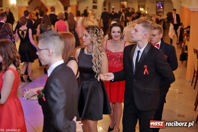 Zdjęcie w galerii na portalu naszraciborz.pl: Maturzyści z raciborskiego ZSOMS bawią się w Rogowie  wiadomości z regionu