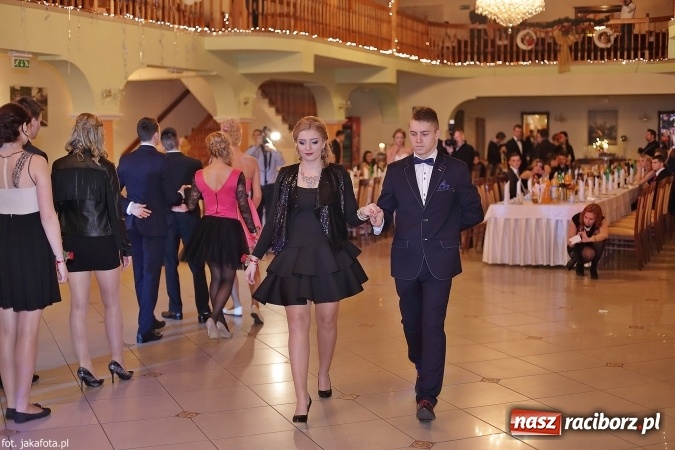 Zdjęcie w galerii na portalu naszraciborz.pl: Maturzyści z raciborskiego ZSOMS bawią się w Rogowie  wiadomości z regionu