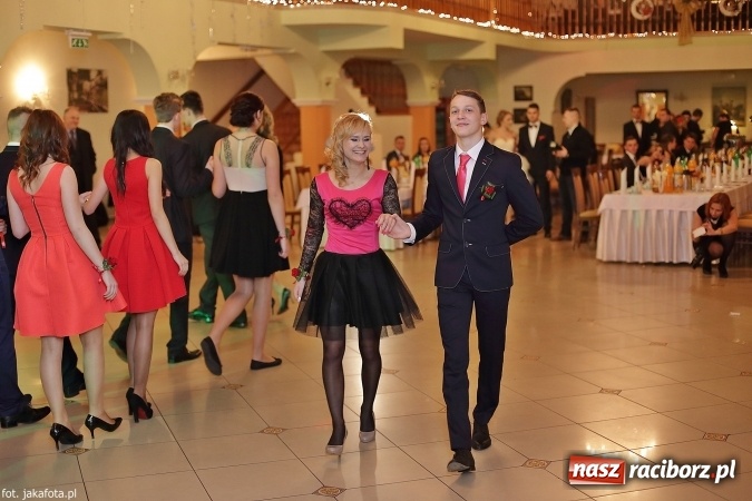 Zdjęcie w galerii na portalu naszraciborz.pl: Maturzyści z raciborskiego ZSOMS bawią się w Rogowie  wiadomości z regionu