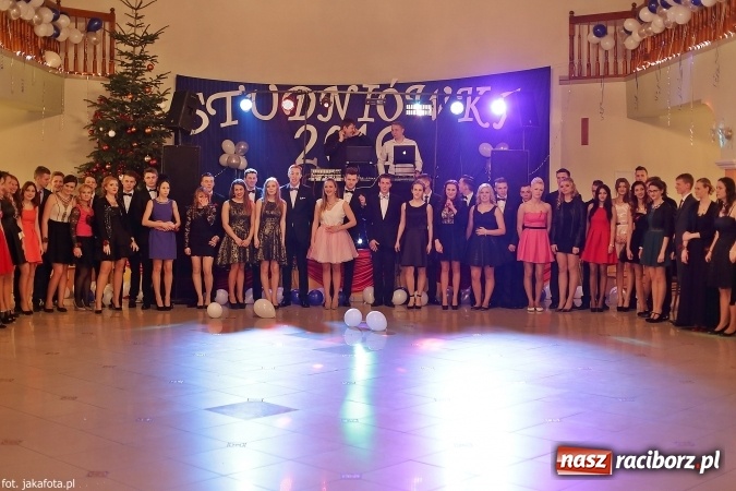 Zdjęcie w galerii na portalu naszraciborz.pl: Maturzyści z raciborskiego ZSOMS bawią się w Rogowie  wiadomości z regionu