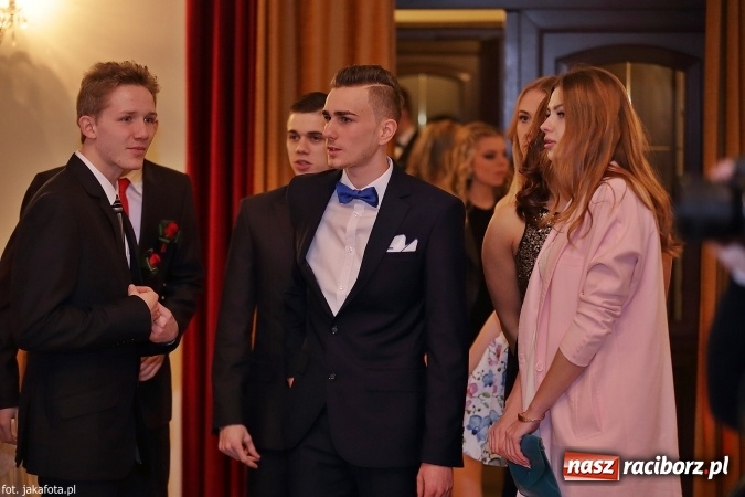 Zdjęcie w galerii na portalu naszraciborz.pl: Maturzyści z raciborskiego ZSOMS bawią się w Rogowie  wiadomości z regionu