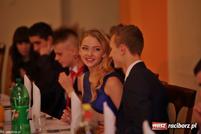 Zdjęcie w galerii na portalu naszraciborz.pl: Maturzyści z raciborskiego ZSOMS bawią się w Rogowie  wiadomości z regionu