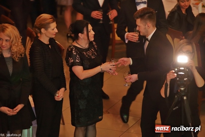 Zdjęcie w galerii na portalu naszraciborz.pl: Maturzyści z raciborskiego ZSOMS bawią się w Rogowie  wiadomości z regionu