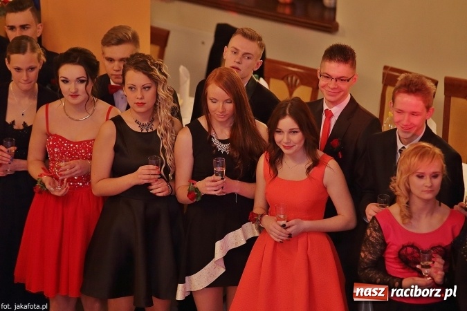 Zdjęcie w galerii na portalu naszraciborz.pl: Maturzyści z raciborskiego ZSOMS bawią się w Rogowie  wiadomości z regionu