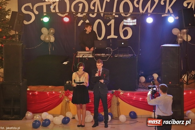 Zdjęcie w galerii na portalu naszraciborz.pl: Maturzyści z raciborskiego ZSOMS bawią się w Rogowie  wiadomości z regionu