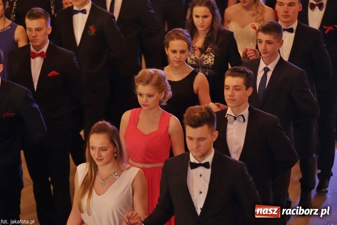 Zdjęcie w galerii na portalu naszraciborz.pl: Maturzyści z raciborskiego ZSOMS bawią się w Rogowie  wiadomości z regionu