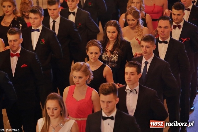 Zdjęcie w galerii na portalu naszraciborz.pl: Maturzyści z raciborskiego ZSOMS bawią się w Rogowie  wiadomości z regionu