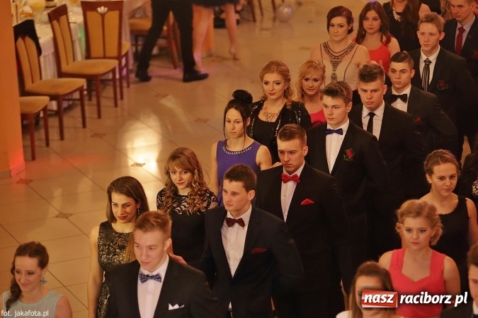 Zdjęcie w galerii na portalu naszraciborz.pl: Maturzyści z raciborskiego ZSOMS bawią się w Rogowie  wiadomości z regionu