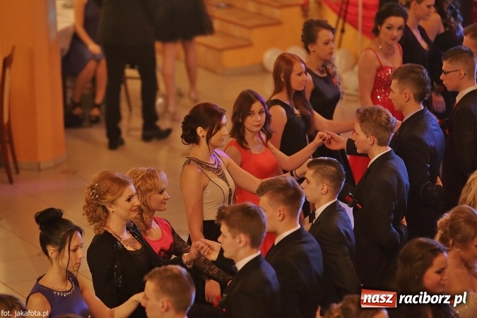 Zdjęcie w galerii na portalu naszraciborz.pl: Maturzyści z raciborskiego ZSOMS bawią się w Rogowie  wiadomości z regionu