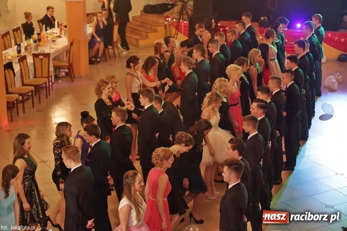 Zdjęcie w galerii na portalu naszraciborz.pl: Maturzyści z raciborskiego ZSOMS bawią się w Rogowie  wiadomości z regionu