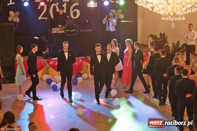 Zdjęcie w galerii na portalu naszraciborz.pl: Maturzyści z raciborskiego ZSOMS bawią się w Rogowie  wiadomości z regionu