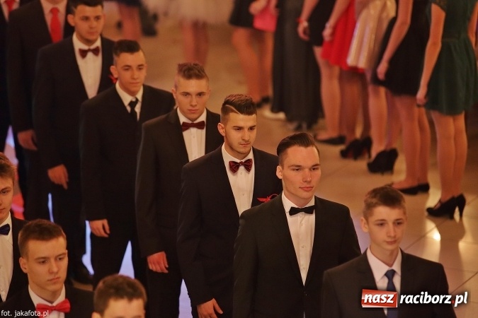 Zdjęcie w galerii na portalu naszraciborz.pl: Maturzyści z raciborskiego ZSOMS bawią się w Rogowie  wiadomości z regionu